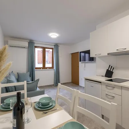 Appartement Alex In Kastel Novi